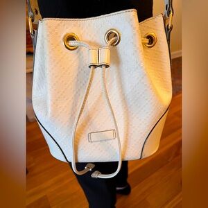 AUTHENTIC Gucci GG Bucket Bag White Leather Crossbody Euro Summer Resort Wear